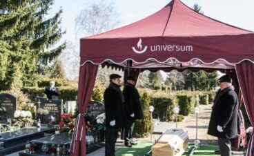 Ceremonia pogrzebowa organizowana przez Universum - przy grobie (strój zimowy) Junikowo