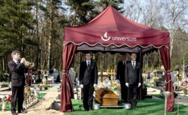 Ceremonia pogrzebowa organizowana przez Universum - przy grobie (strój letni) Miłostowo